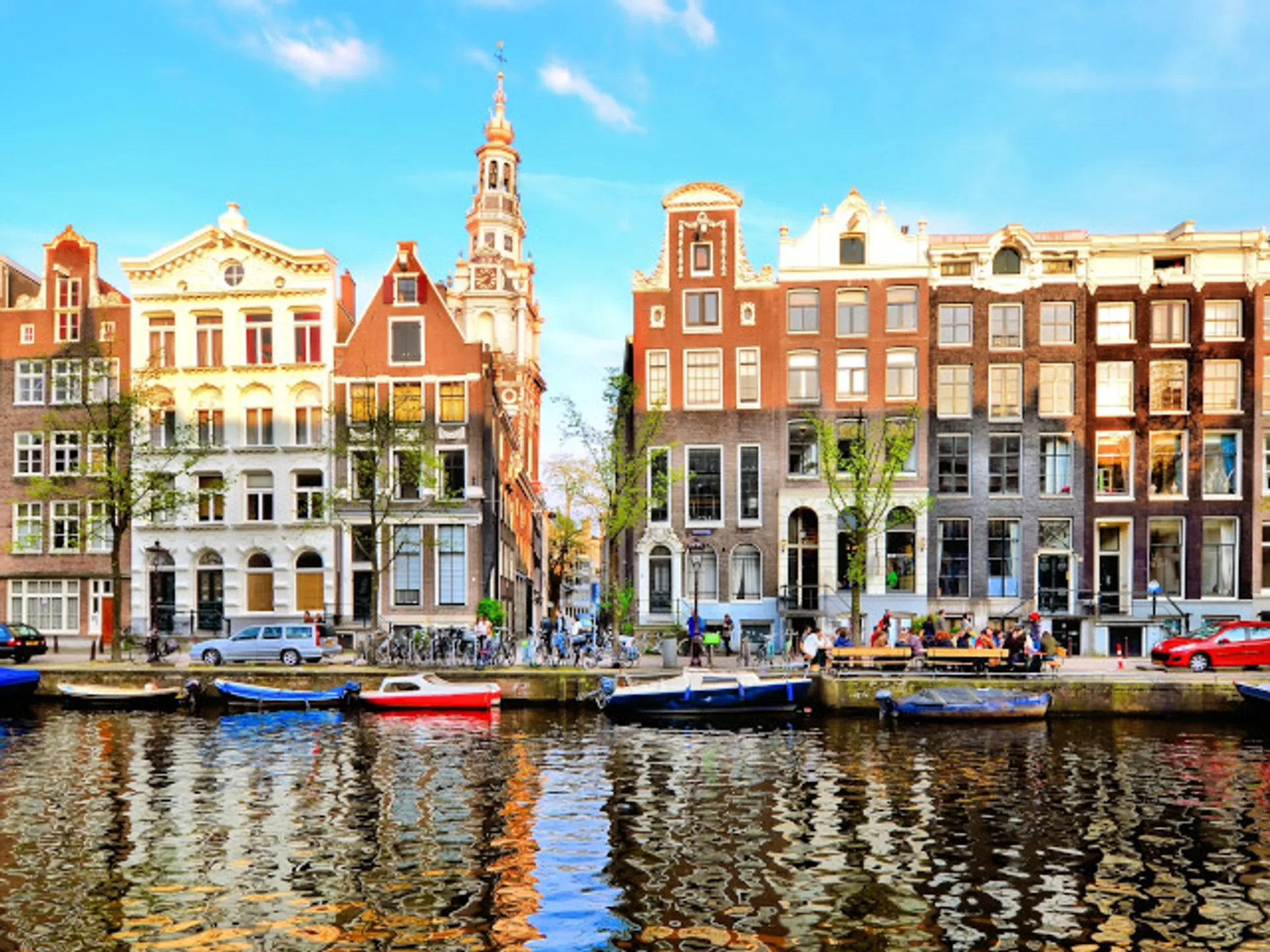 Casas del canal de Amsterdam al atardecer con el Zuiderkerk al fondo