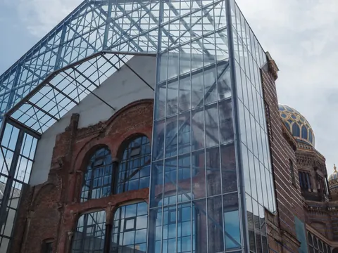 Detalle de la Nueva Sinagoga de Berlín con estructura moderna de cristal y acero