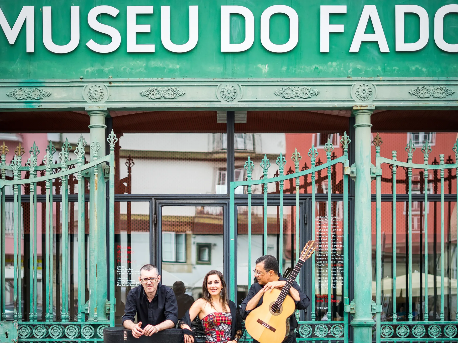 Entrada al Museu do Fado con músicos