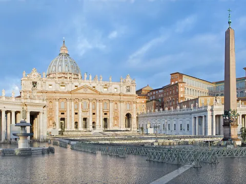Basílica de San Pedro y el obelisco en la Plaza de San Pedro, Ciudad del Vaticano.