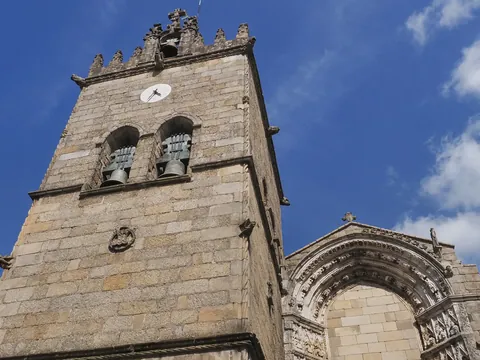 Torre y portada gótica de la Iglesia de Oliveira en Guimarães, Portugal