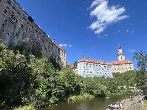 Castillo de Český Krumlov y su torre junto al rio Moldava, República Checa