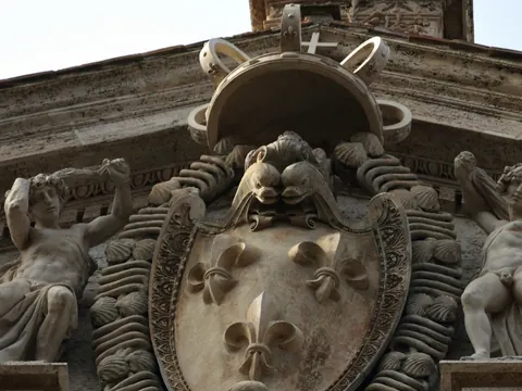 Escudo heráldico en una fachada histórica de Roma.