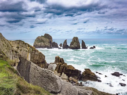 El mar contra las rocas en la playa de Portío, Cantabria