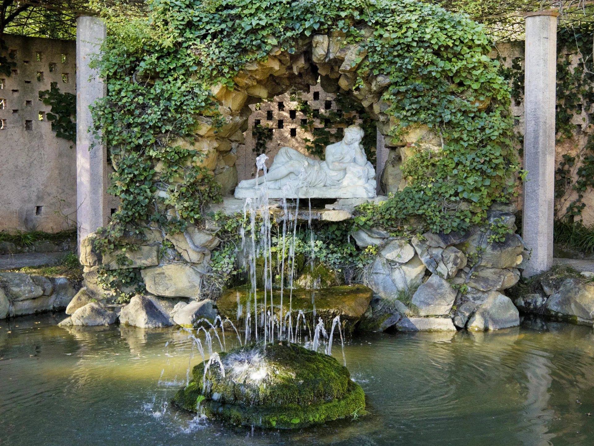 Gruta de la Ninfa Egeria en el Parque del Laberinto de Horta - Laberinto de Horta - Qué ver en Barcelona - Guía de Viajes Barcelona - Buendía Tours
