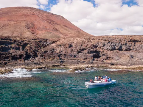 Viaja entre islas con los traslados a Isla de Lobos en barco desde Corralejo.