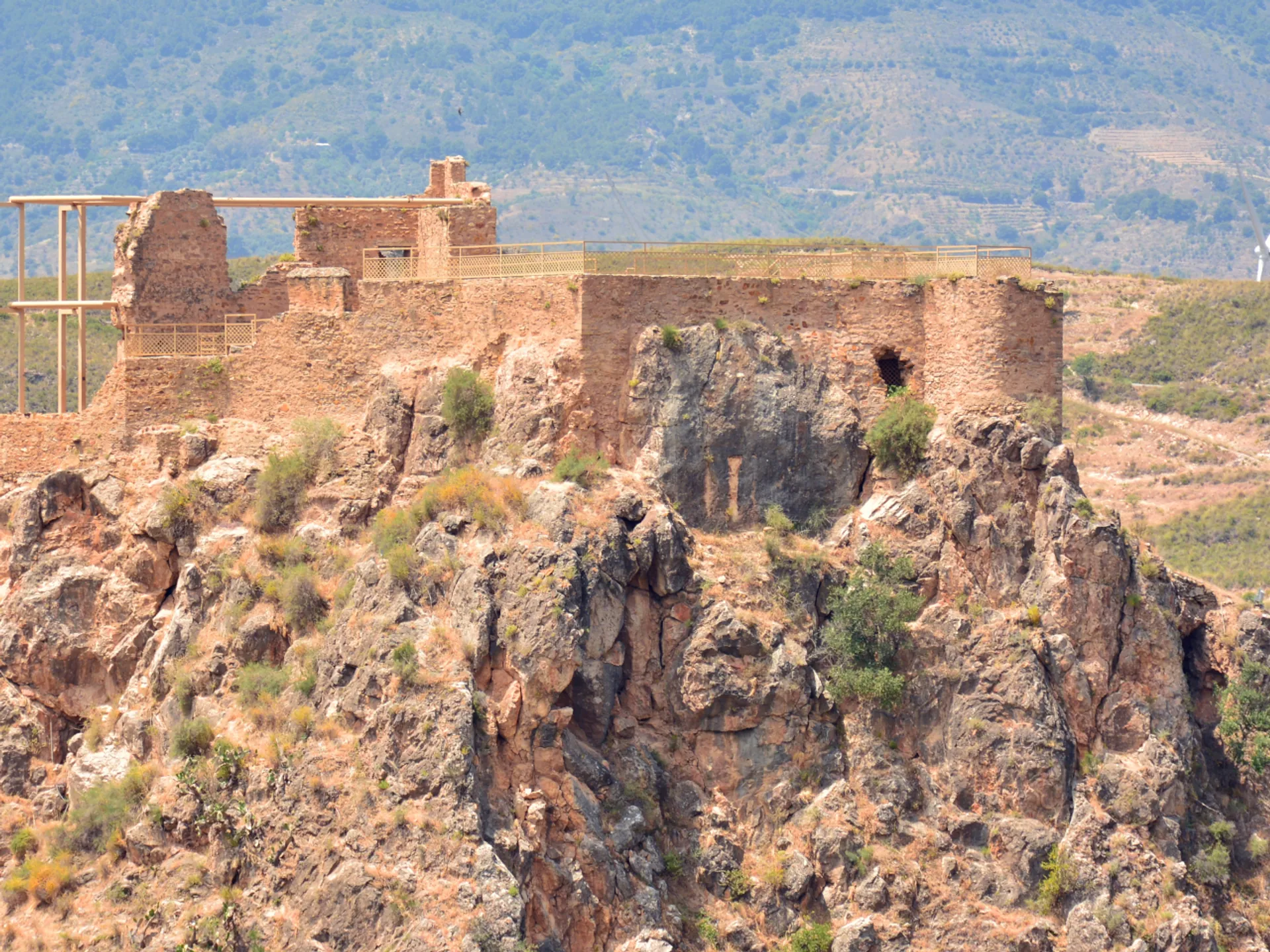 Castillo Lanjarón - Lanjarón: La puerta de la Alpujarra - Alrededores de Granada - Qué ver en Granada - Guía de Viajes Granada - Buendía