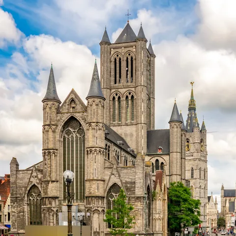 Las tres torres de Gante: Iglesia San Nicolás, Catedral San Bavón y Belfort en el skyline
