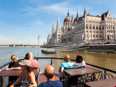 El Parlamento de Budapest también entra dentro del recorrido acuático.