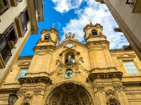 Fachada barroca de la Basílica de Santa María en San Sebastián