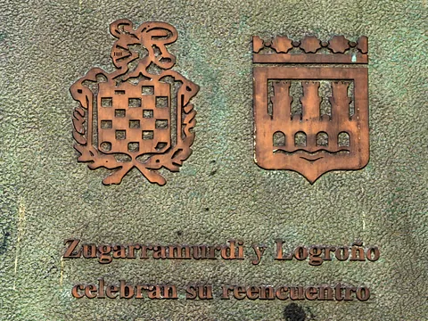 Logroño y Zaramundi comparten muchas historias de brujería como indica esta placa, símbolo de unión entre las dos ciudades.