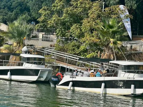 La embarcación se desliza con elegancia por el río, brindando una experiencia relajante.
