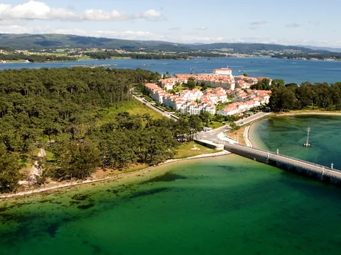 excursión Rias Baixas desde Santiago Transporte visita guiada islaa Toxa Galicia