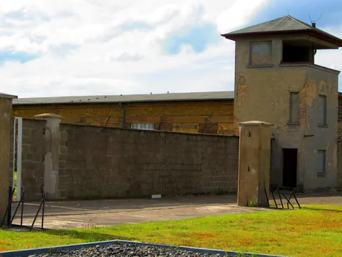 Torre de vigilancia y muro perimetral del antiguo campo de concentración de Sachsenhausen