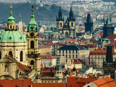 Vista panorámica de la Ciudad Vieja de Praga con la Iglesia de San Nicolás y Týn.