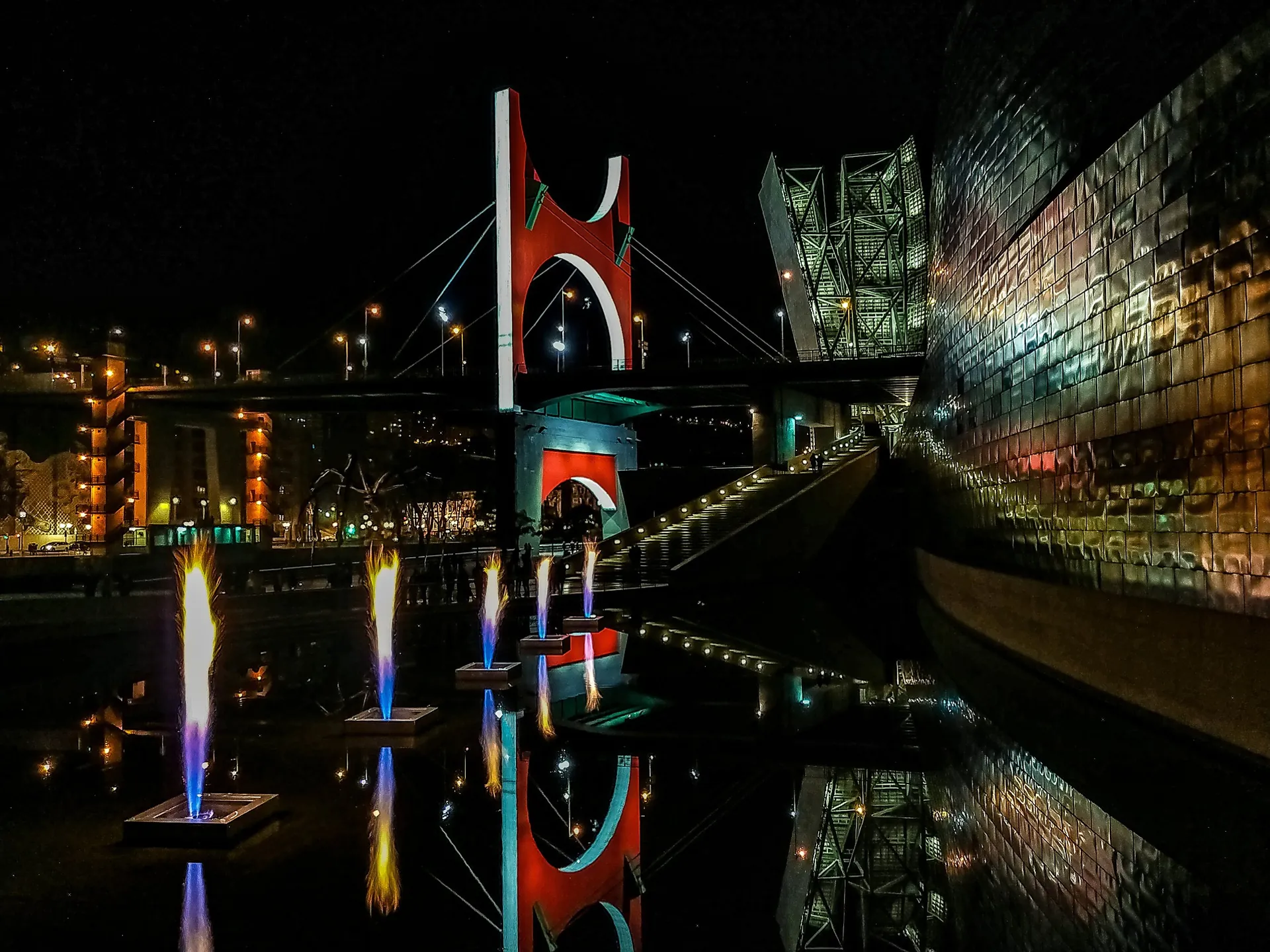 Puente Rojo y Obra de Fuego Exterior Museo Guggenheim de Bilbao - Exposiciones en Guggenheim de Bilbao en 2024 - Blog - Buendía Tours