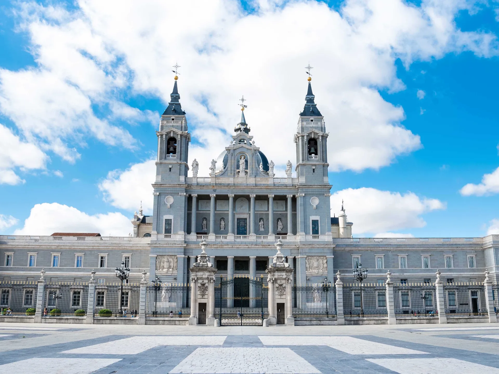 fachad-catedral-almudena-guia-viaje-que-ver-buendiatours (1).jpg