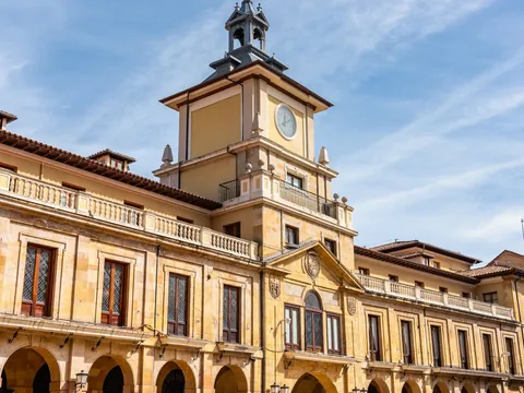 Fachada del Ayuntamiento de Oviedo en Asturias