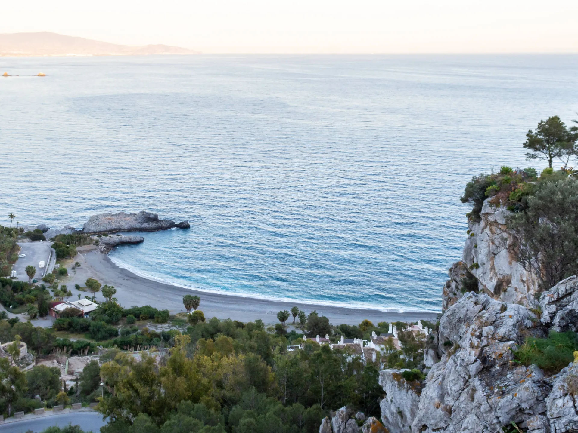 Playa la Herradura - Qué hacer en Granada - Guía de Viajes Granada - Buendía