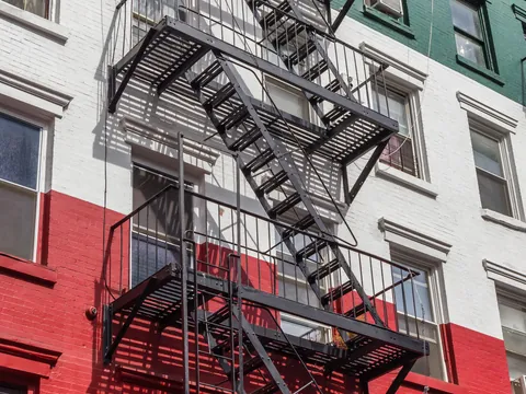 Edificio con detalle de la fachada pintada la bandera Italia, Little Italy, Nueva York