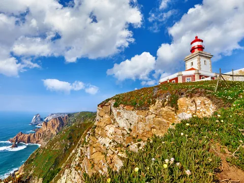 Faro del Cabo da Roca sobre acantilados con vistas al océano Atlántico.
