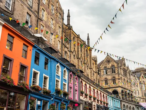 Victoria Street en Edimburgo con fachadas coloridas de tiendas y arquitectura histórica de fondo