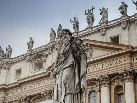 Estatua de San Pablo frente a la Basílica de San Pedro, Ciudad del Vaticano