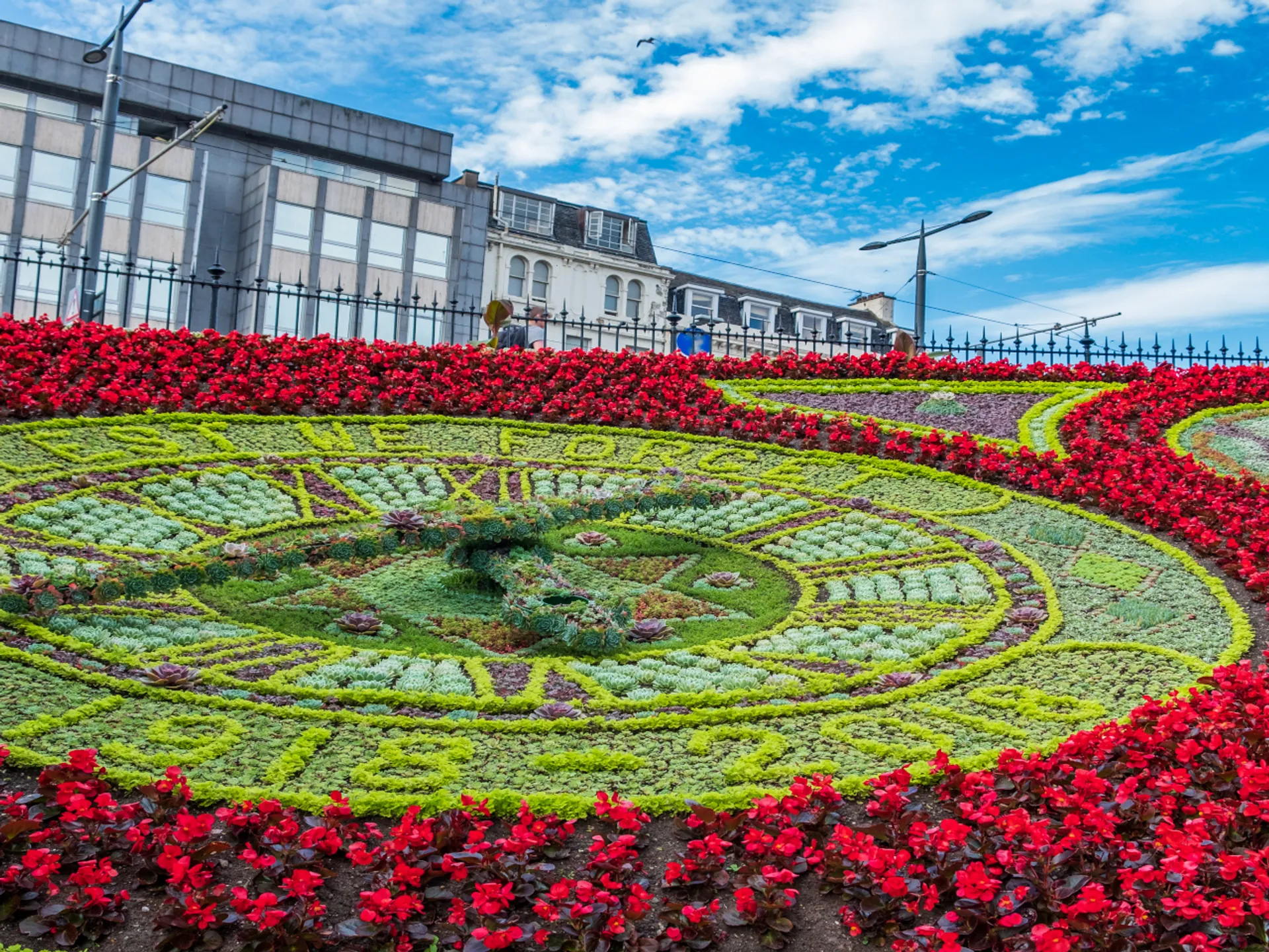 Reloj hecho de flores en Princes Street Gardens - Princes Street Gardens - Qué ver en Edimburgo - Guía de Viajes Edimburgo - Buendía Tours