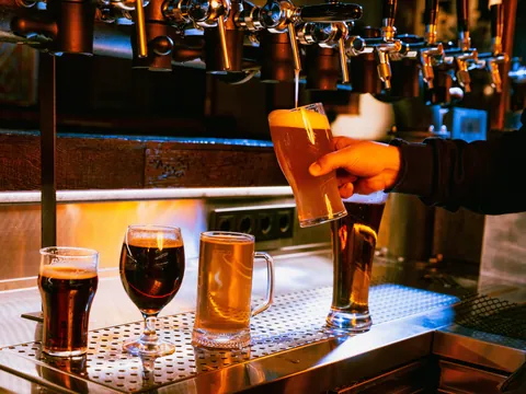 Variedad de cervezas servidas en pub de Praga, República Checa