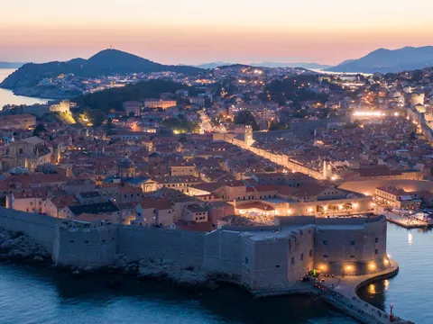Paseo nocturno en barco en Dubrovnik