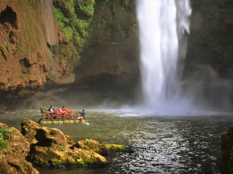 Paseo en barca en la piscina natural de las Cascadas de Ouzoud, Marruecos