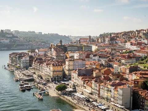 Vista aérea del casco antiguo y el paseo marítimo de la Ribeira de Oporto, Portugal