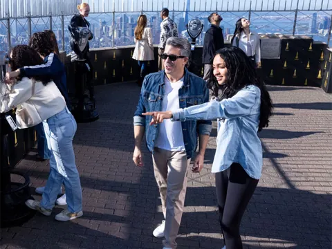 Pareja en la terraza del Empire State Building