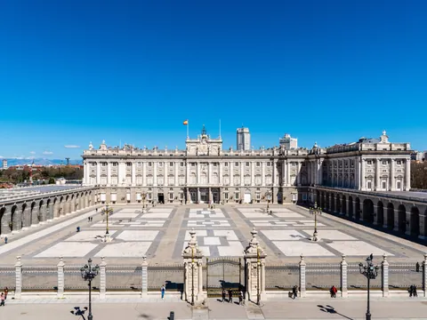 Courtyard and building of the Royal Palace of Madrid, which you can access with tickets.