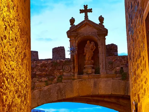 Tour por los misterios y leyendas de Cáceres con degustación
