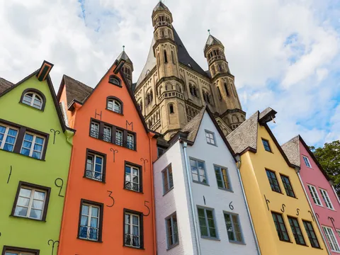 Casas de colores en el casco antiguo de Colonia con la iglesia Gran San Martín.