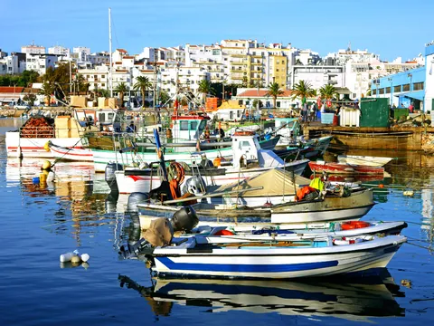 Barcos en el puerto de Lagos, Algarve, Portugal