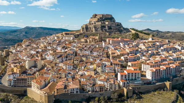 Morella, con el castillo y las murallas, es la primera parada de esta excursión desde Valencia.