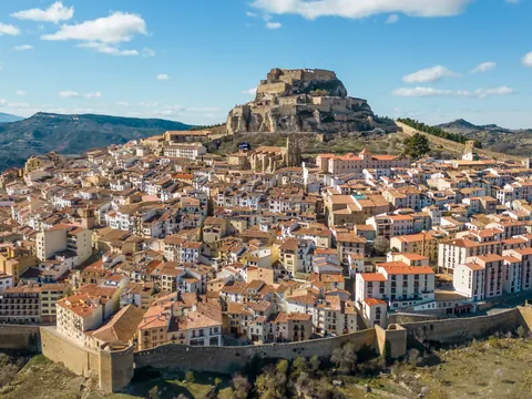 Morella, con el castillo y las murallas, es la primera parada de esta excursión desde Valencia.