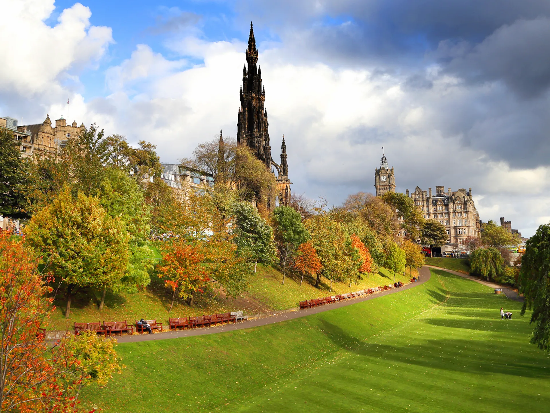 Princes Street Gardens Con Monumento a Scott - Monumento a Scott - Qué ver en Edimburgo - Guía de Viajes Edimburgo - Buendía Tours