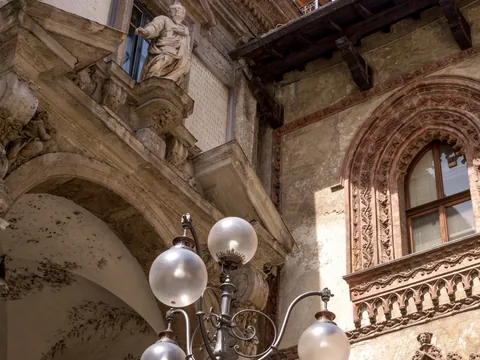 Detalle de fachada histórica en Piazza Mercanti, Milán