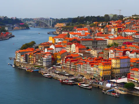 Vista aérea de la Ribeira de Oporto con casas de colores junto al río Duero.