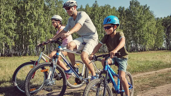 Familia pedaleando en un ruta por Cantabria en plena naturaleza.