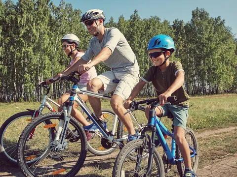 Familia pedaleando en un ruta por Cantabria en plena naturaleza.