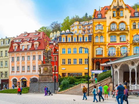 Edificios y Columnata del Mercado en una plaza de Karlovy Vary, Chequia