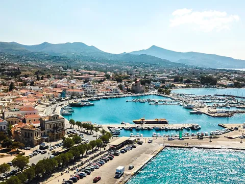 Vista de Aegina, sus monumentos y aguas de un azul intenso.