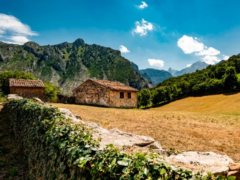 Acceso de tierra a las montañas de los Picos de Europa