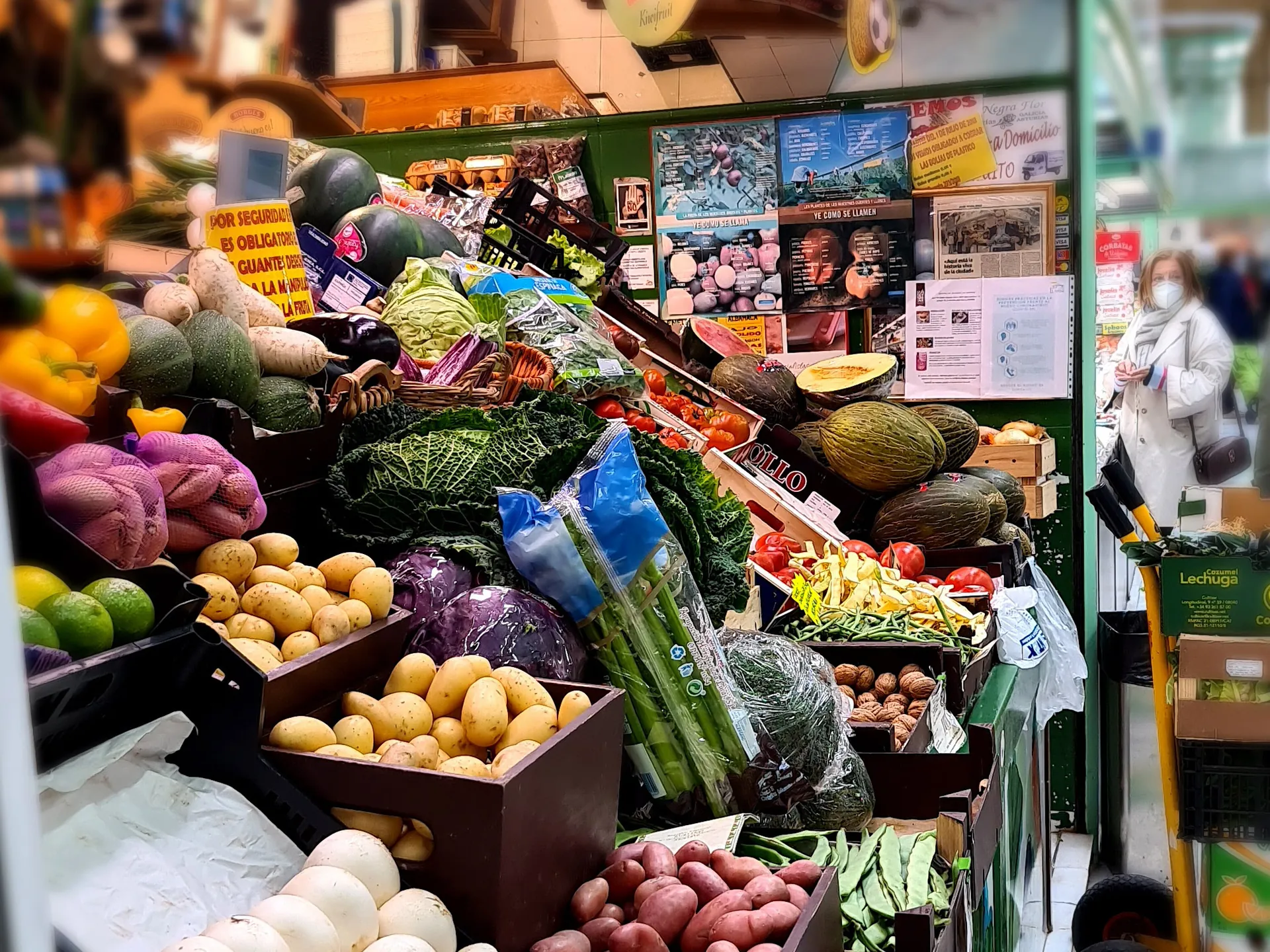 Puesto de frutas y verduras dentro del Mercado del Fontán de Oviedo, Asturias - Guía de viajes Oviedo - Buendía