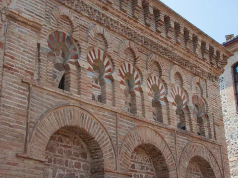 Vista exterior de la Mezquita del Cristo de la Luz en Toledo, un edificio histórico que combina elementos islámicos y cristianos.