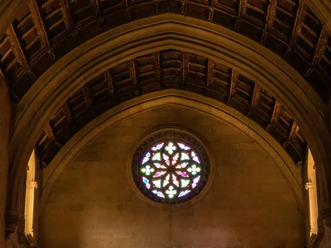 Rosetón de vitrales en la Mezquita de Córdoba
